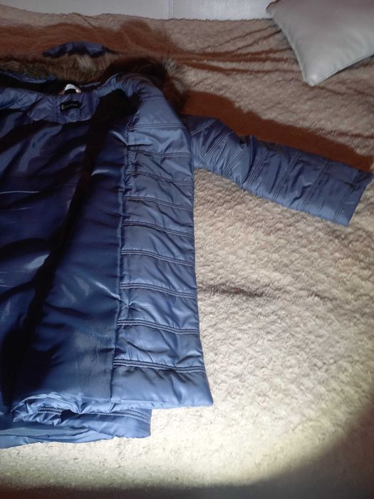 Ciepła lekka pikowana kurtka nr 42 z kapturem z futerkiem