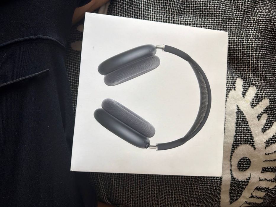 air pods max 1 edition