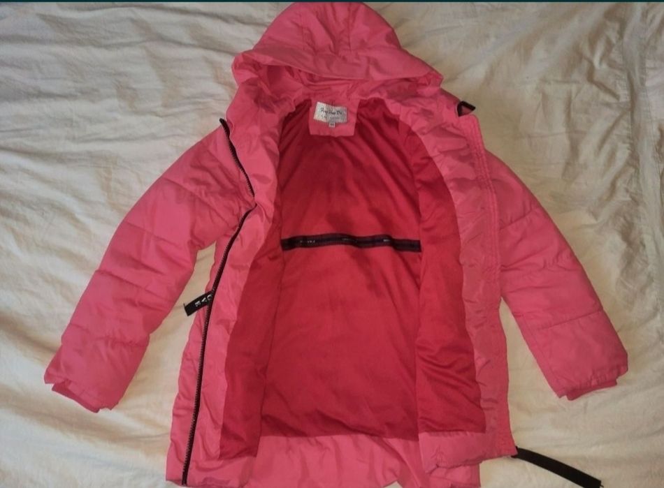Дуже гарна курточка на дівчинку весна-осінь  розмір 152