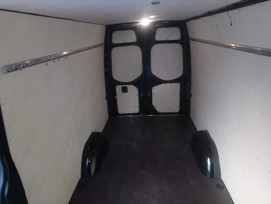 Mercedes Sprinter 907 - Profesjonalna zabudowa przestrzeni ładunkowej