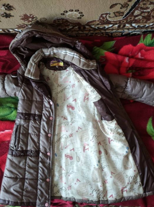 Курточка весна-осень , на синтепоне, лёгкая, теплая,отличное состояние