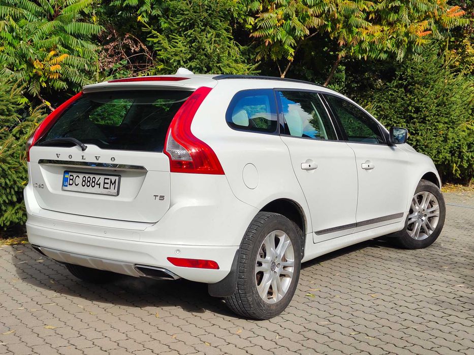 Volvo XC60 2015 2.0 FWD бензин