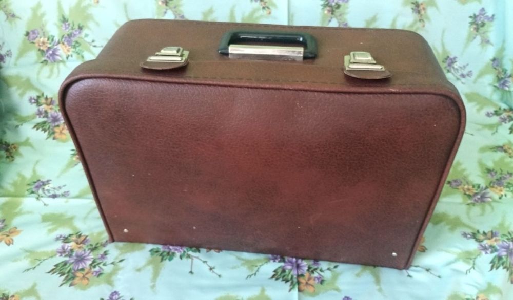 Продається швейна машинка у чемоданчику