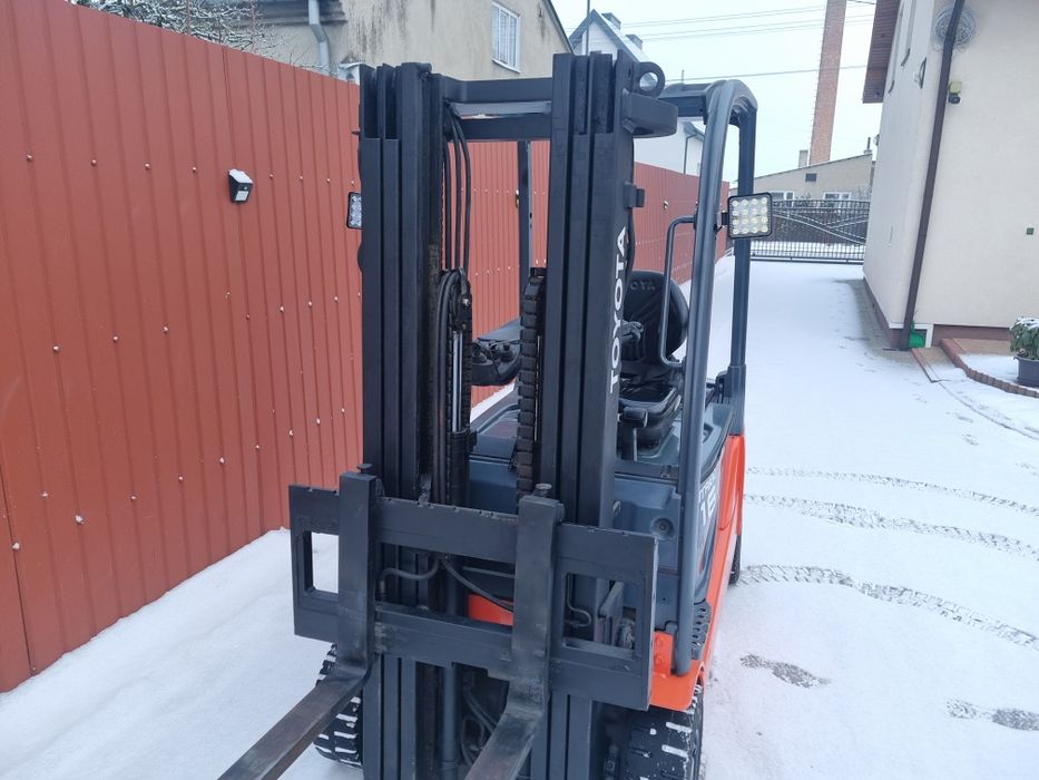 Wózek widłowy Toyota elektryczny.