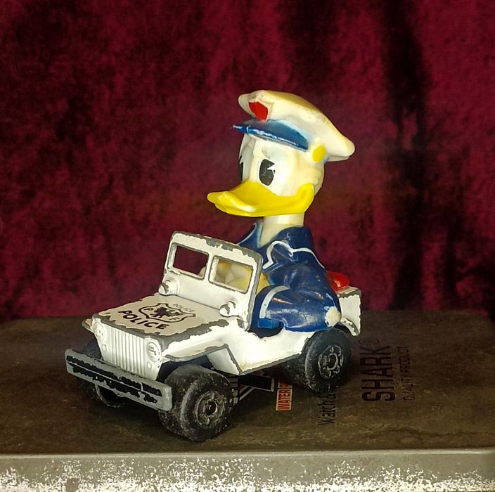 20# Jeep policyjny z Kaczorem Donaldem, Matchbox, Disney - 1979r.