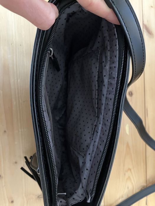 Czarna torebka listonoszka z eco skóry