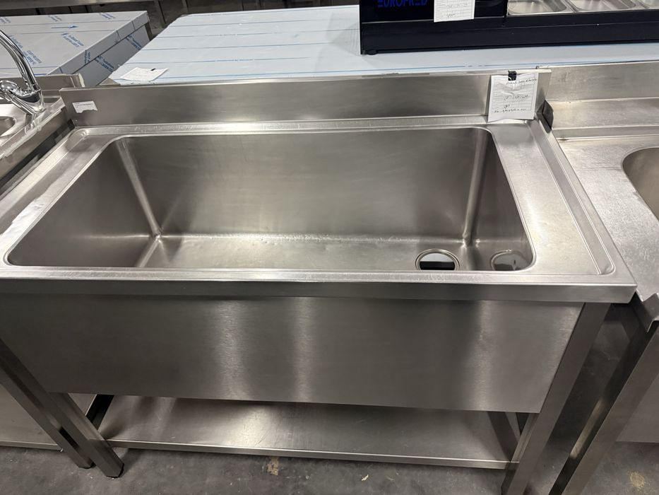 Bancada /escaparate em aço inox com pia e torneira