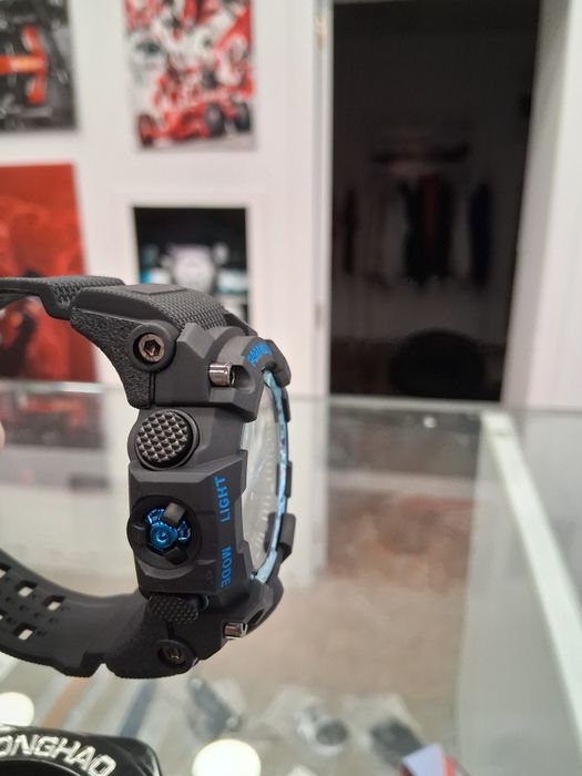 Sportwatch base preta, mostrador com pormenor azul. Prata ou dourado