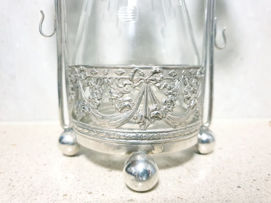 Antiga licoreira em cristal com suporte com banho em prata