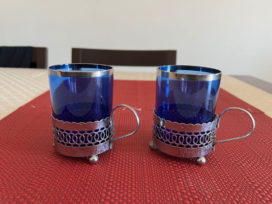 Copos azuis com suporte metálico