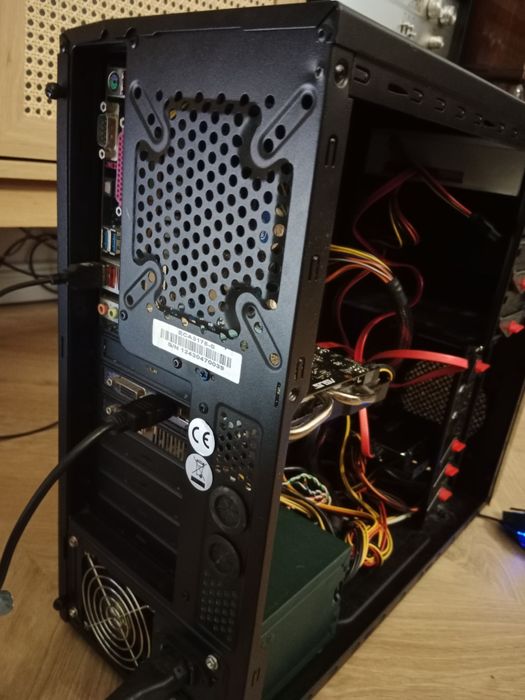 Komputer z monitorem