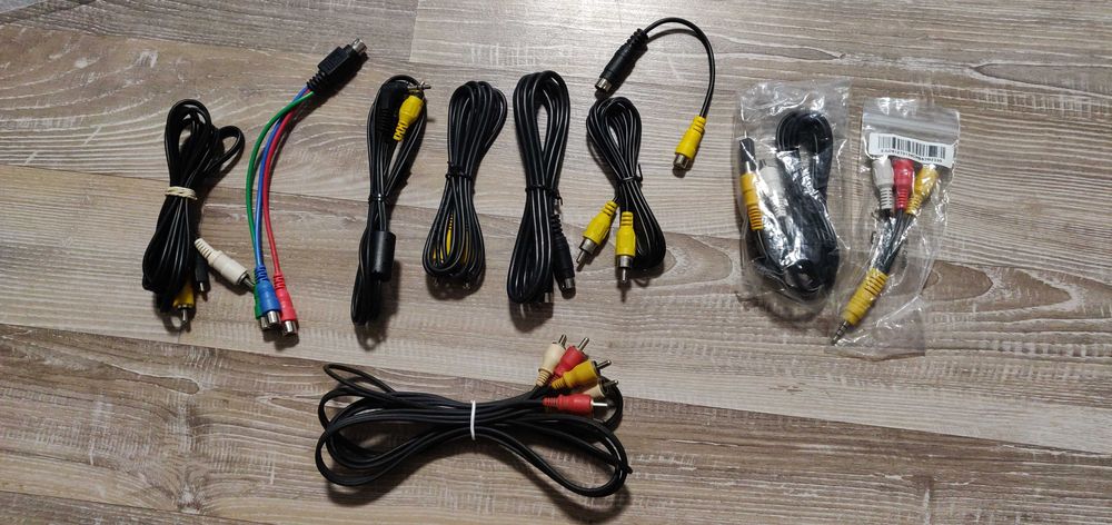 Conjunto de cabos e adaptadores variados (USB, multimédia, energia)