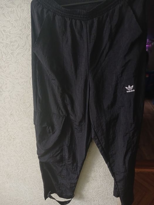 Нейлонові штани adidas