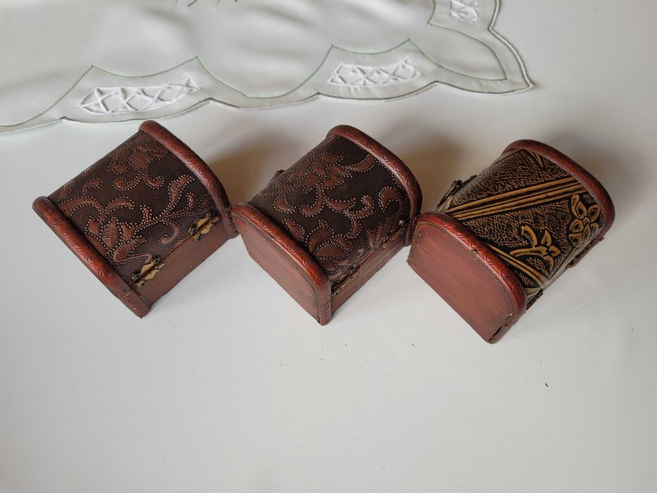 Mały ozdobny kuferek z drewna - szkatułka