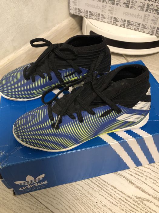 Футзалки adidas.
