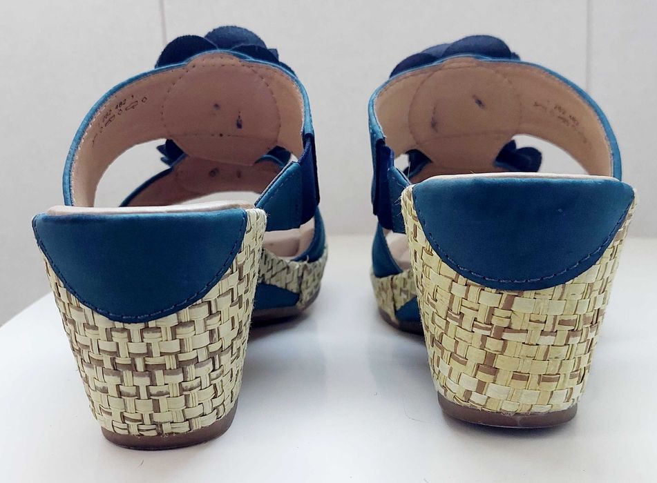 Chinelos de cunha muito bonitos e femininos