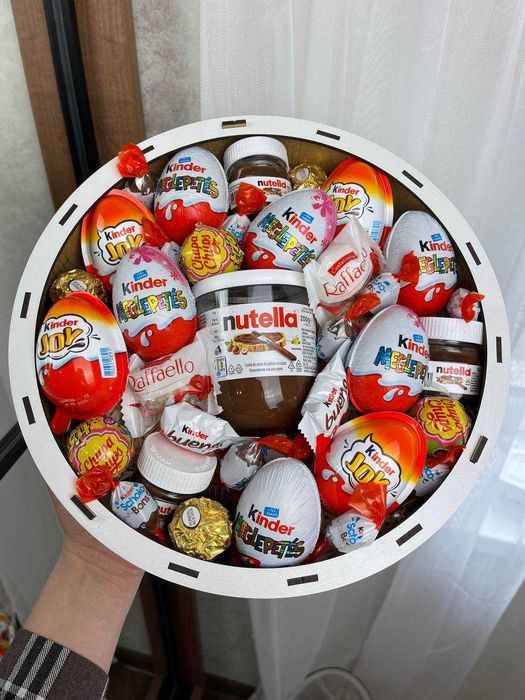 Кіндер набір бокс з цукерками на 8 березня, день народження для жінки