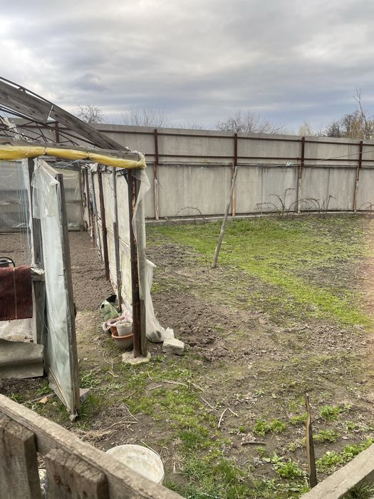 Продам будинок 1/3  зі землею