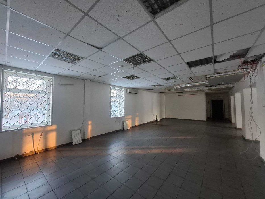 550м2 фасад з власною парковкою!