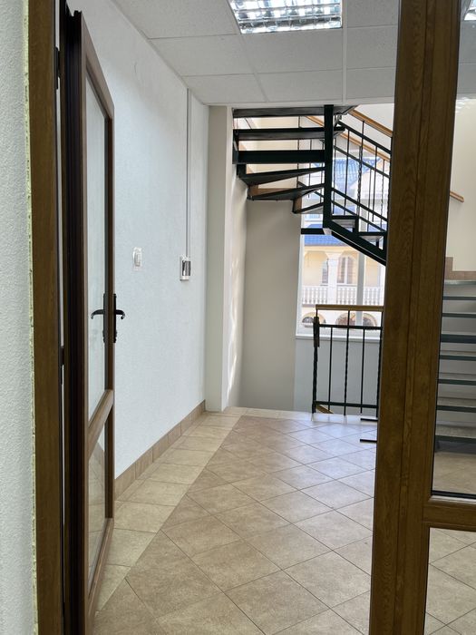 Продам або здам в орендутрьохповерхове комерційне приміщення