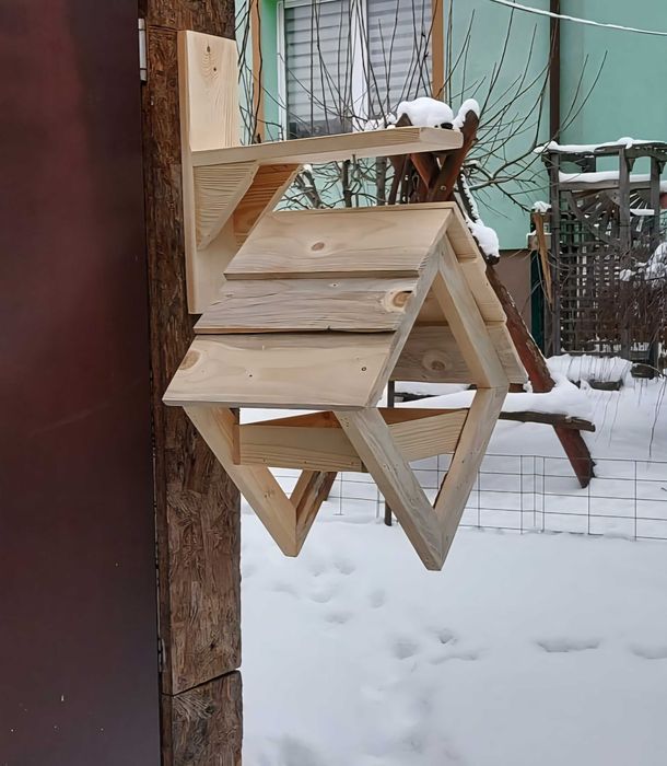 Drewniany karmnik dla ptaków budka solidny i stylowy