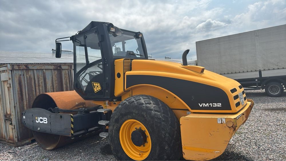 Каток JCB VM 132