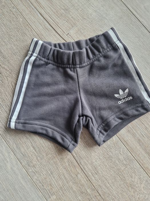 Krotkie spodenki adidas 3-6 miesiecy,  68 cm