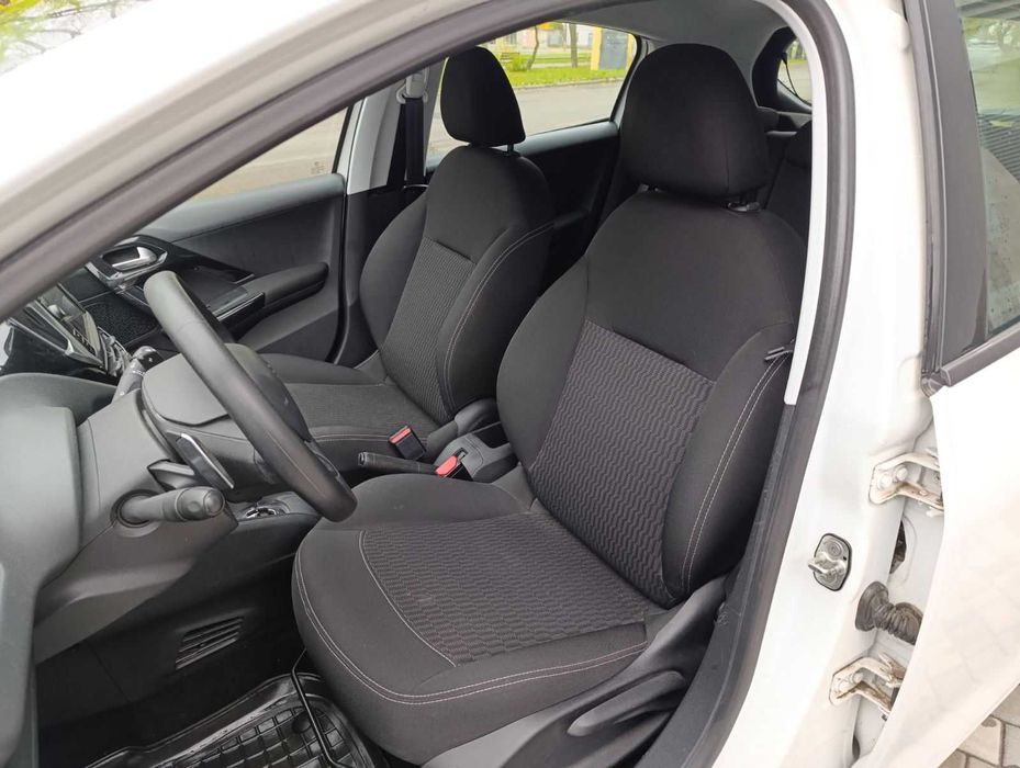 Peugeot 208 2017 року 1.2 л./бензин