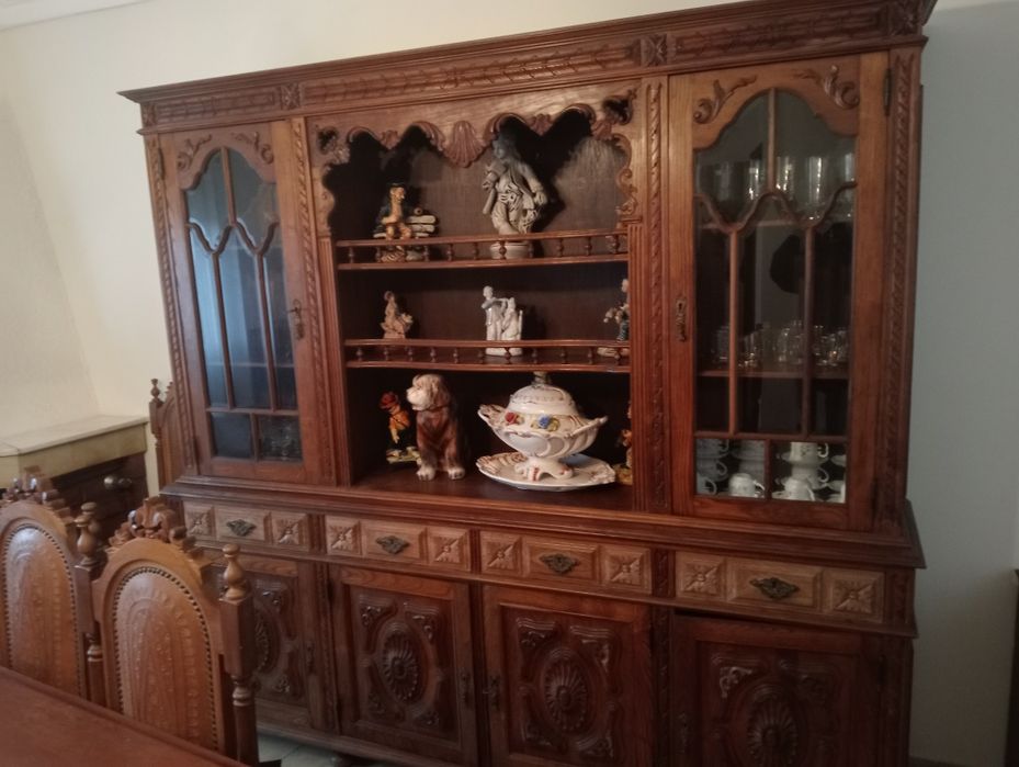 Móvel com cristaleira de sala de jantar