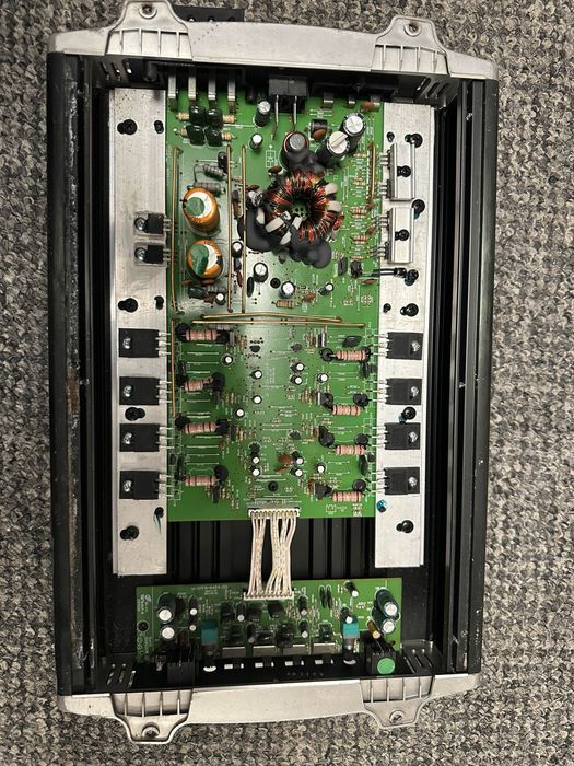 Продам  4 канальный усилитель 900W -PHILIPS CM-Q405