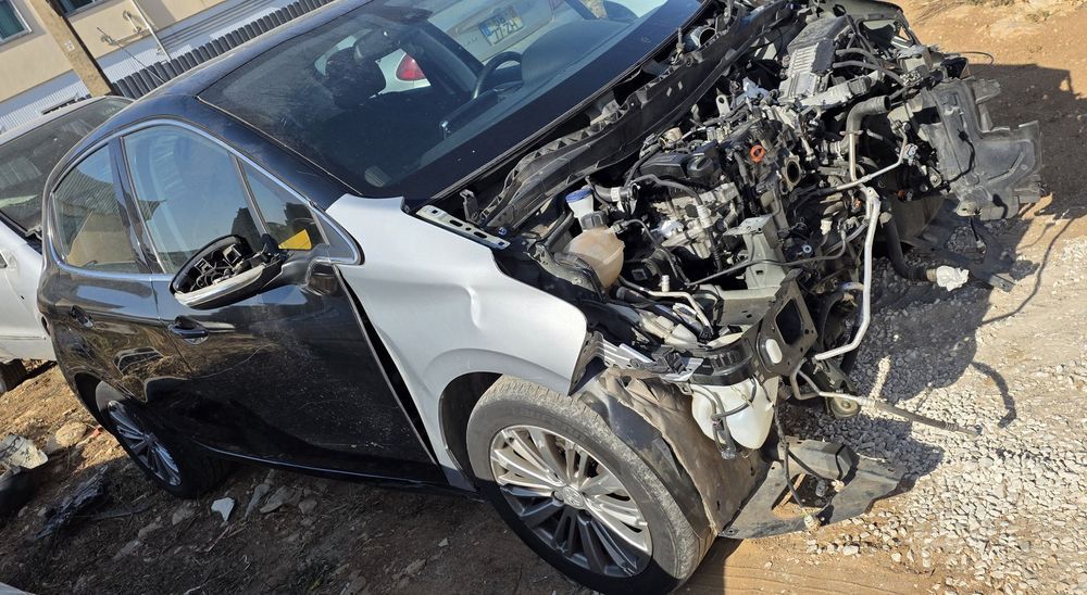 Peugeot 208 gasolina para peças