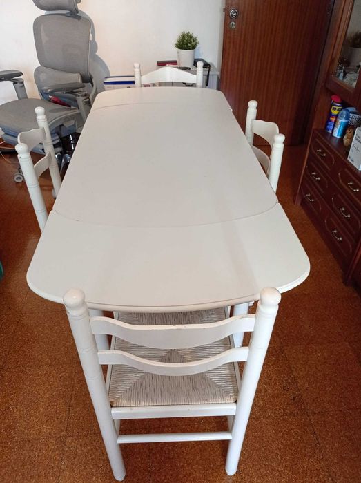 Mesa Extensível com 4 Cadeiras