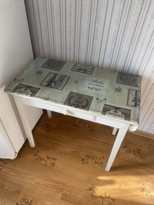 Продам столик кухонный