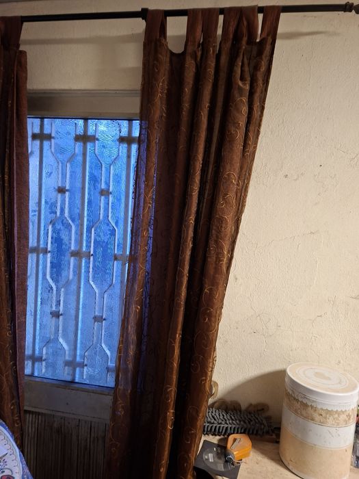 Par de cortinados e barão