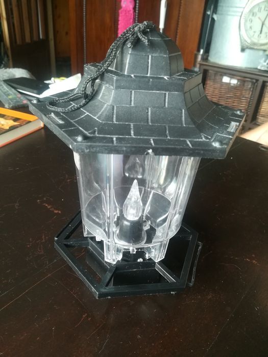 Lampka z funkcją odstraszania owadów