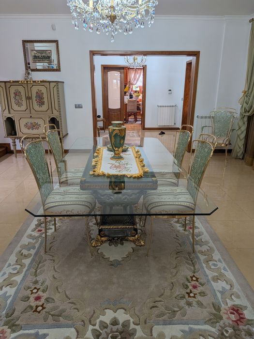 Conjunto mesa de jantar e cadeiras elegante