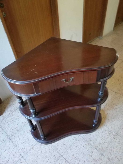 Móvel de canto em madeira