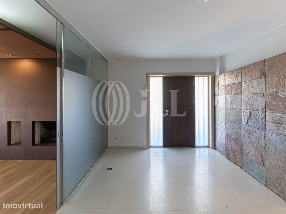 Moradia T4 / Espaço Comercial/Serviços, no Porto