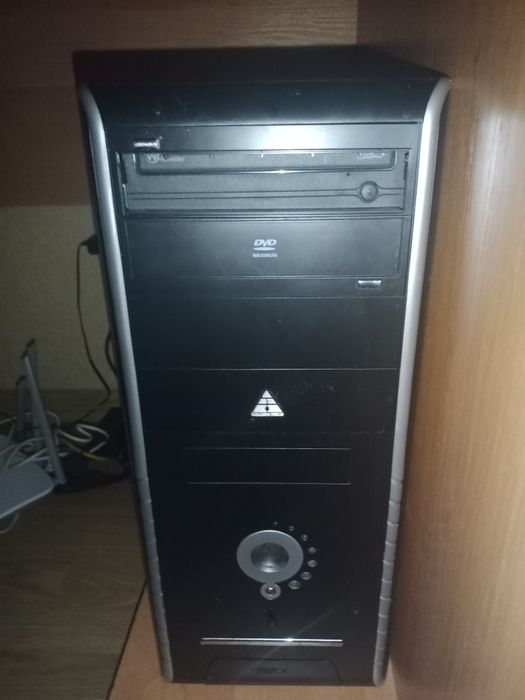 Комп'ютер настільний монітор і клавіатура