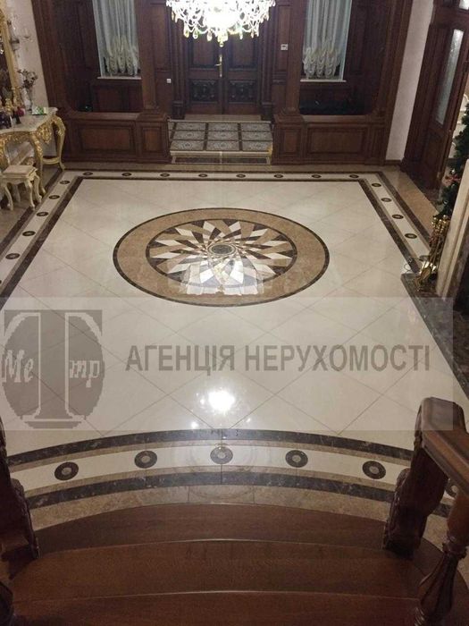 Продається триповерховий будинок.