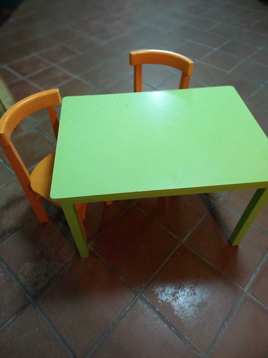 Mesa de criança verde e duas cadeiras (Vertbaudet)