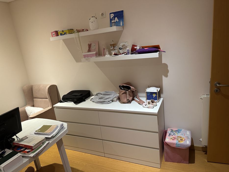 2 prateleiras brancas de parede