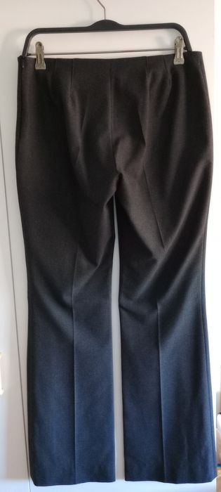 Calça cinza tamanho 40.