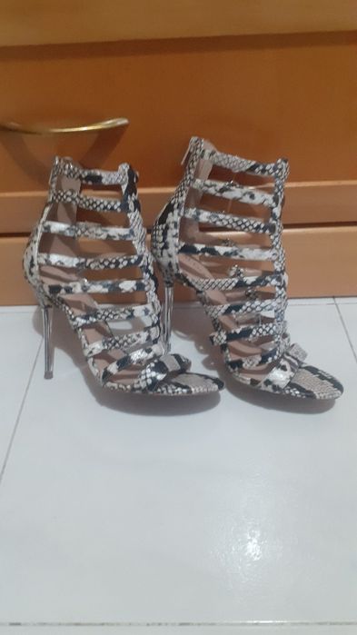 Sandálias ( Zebra ) Aldo  C/ Novas