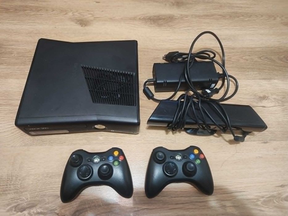 Xbox 360 250GB + Kinect + 2 pady + 14 gier