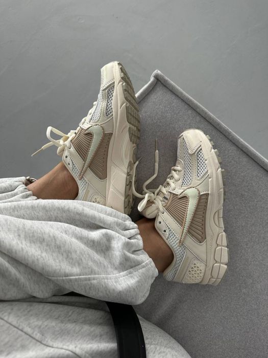 Ідеальні Жіночі спортивні кросівки NIKE ZOOM VOMERO 5 BEIGE ICE CREAM