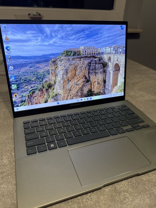 ASUS Zenbook 14 OLED i5-1240P / 16GB RAM / 512GB SSD