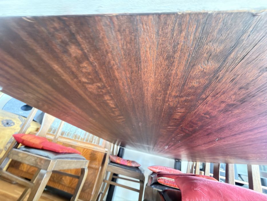 Mesa de jantar em madeira
