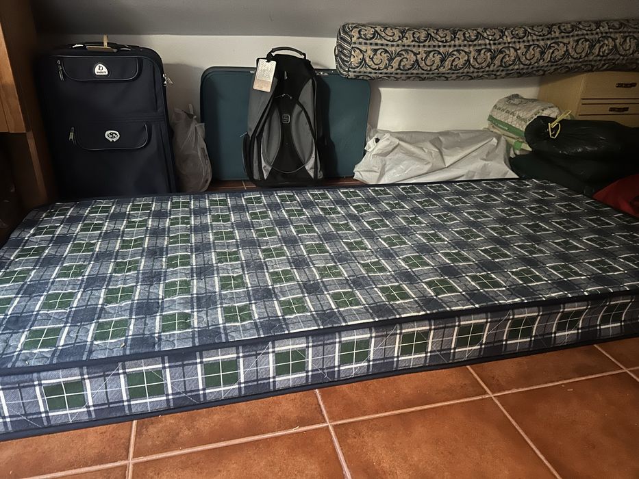 Cama com gavetão alpendre com prateleiras
