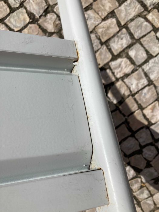 Mesa de escritório cinzenta